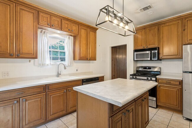Building Photo - CHARMING ALAMO HEIGHTS COTTAGE