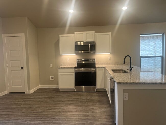 Building Photo - 3 bed 2 bath - Frenship ISD