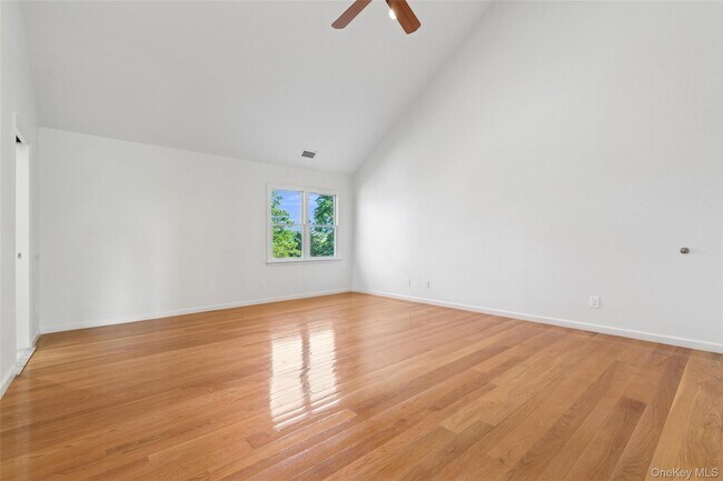 Building Photo - 335 Herricks Ln