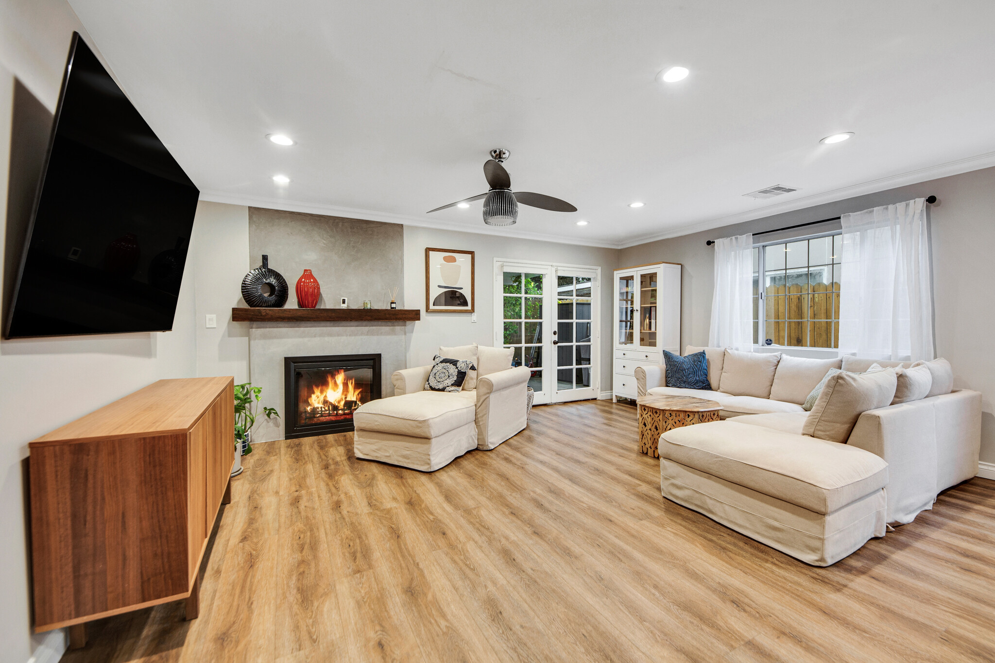 Elegant L/R w/ ceiling fan & wood burning F/P - 6908 Royer Ave