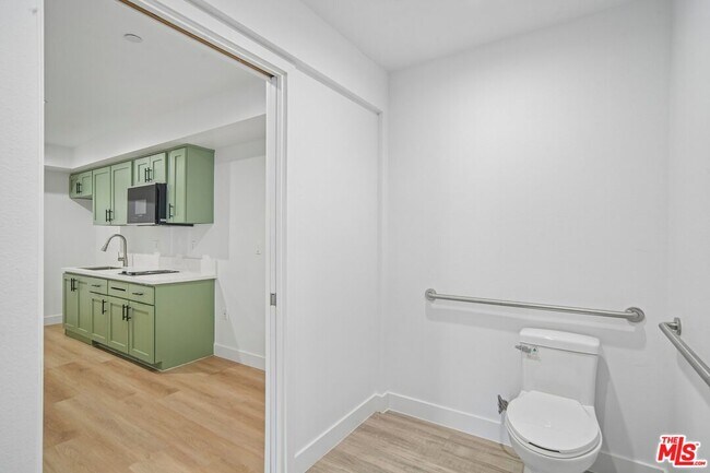 Building Photo - 3221 W 71st St