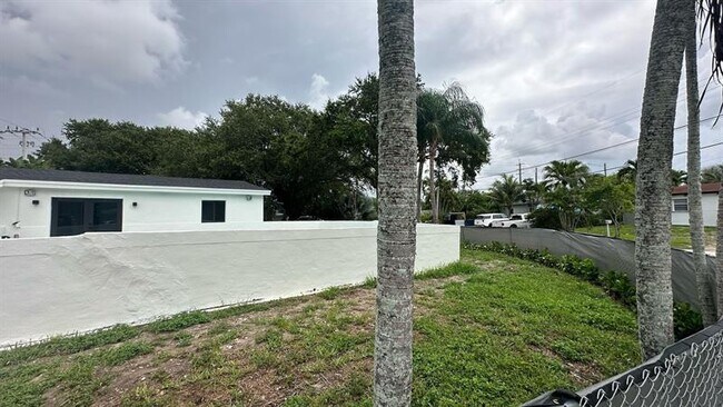 Building Photo - 4101 SW 48th Ct