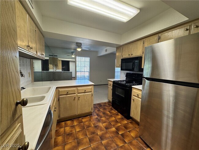 Building Photo - 3109 Pinehurst Dr