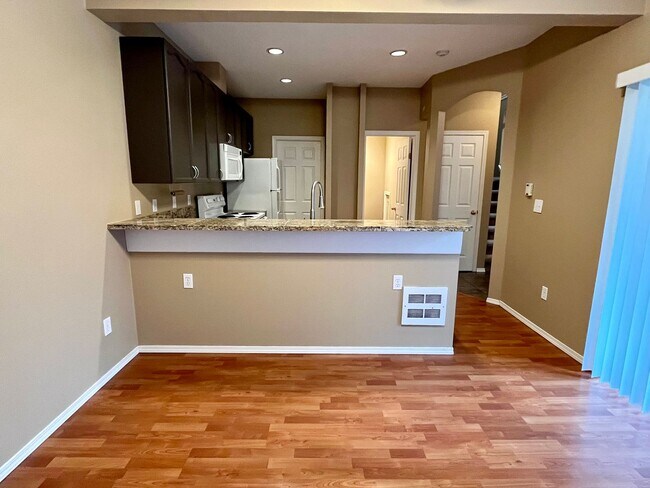 Building Photo - Gorgeous townhome in Redmond