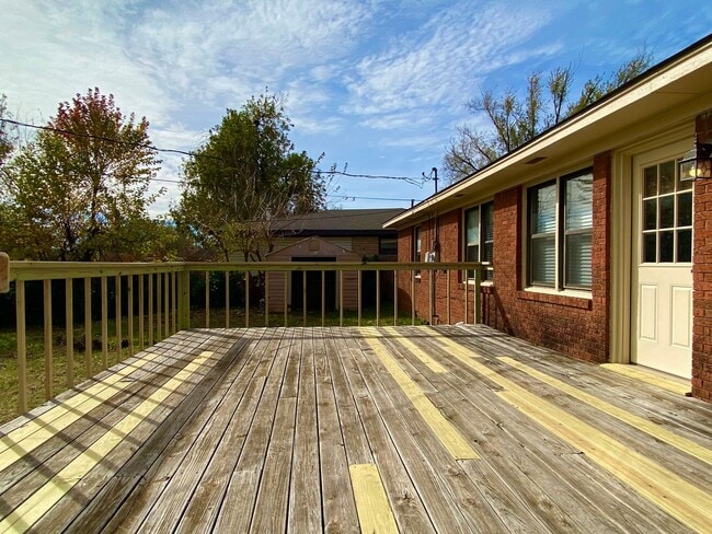 Building Photo - 3 Bed 1 bath with Huge Backyard!!