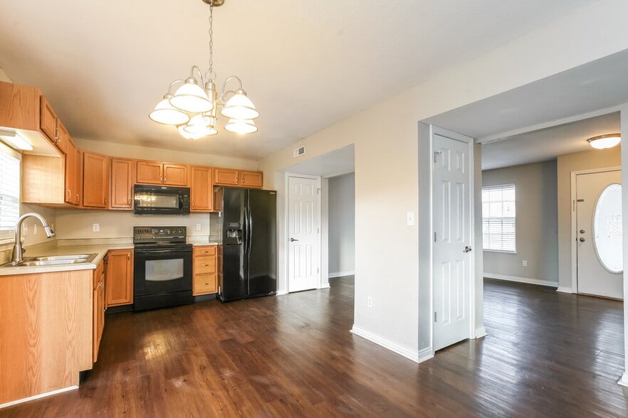 Building Photo - 2718 Rothe Ln