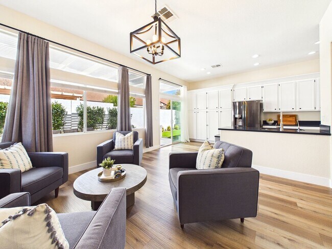 Building Photo - Elegant Fully Furnished 3-Bedroom 2-Bath Retreat in Summerlin