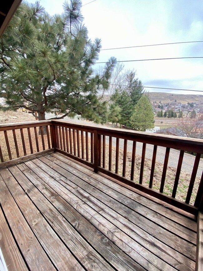 Building Photo - 1 bed 1 bath duplex with single car garage!