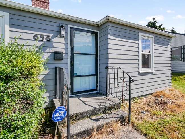 Building Photo - 2 Bed and 1 Bath Charming Single-Family Ho...