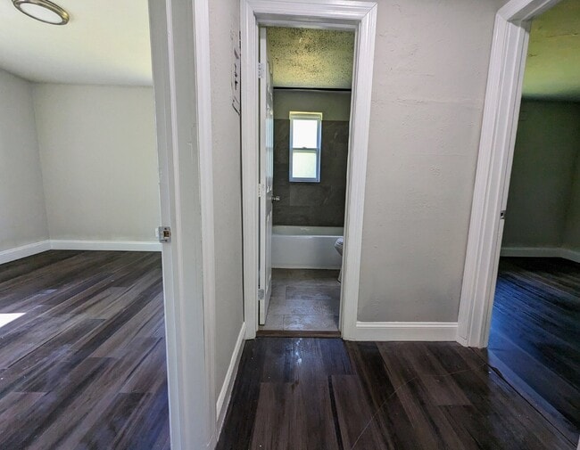 Building Photo - "Charming 2-Bed Upstairs Apartment in Moncrief Park – Cozy 700 Sq Ft with Modern Comfort!"