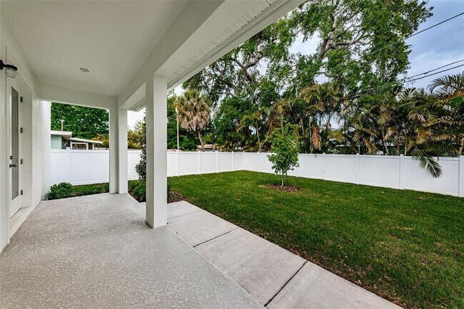 Building Photo - 1701 25th Ave N