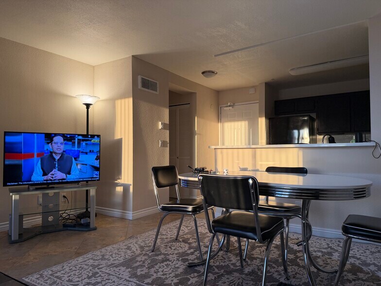 Building Photo - 8889 Caminito Plaza Centro