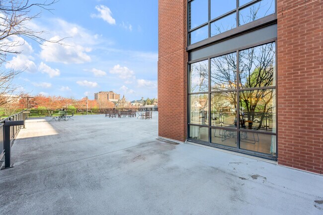 Building Photo - 350 E Short St