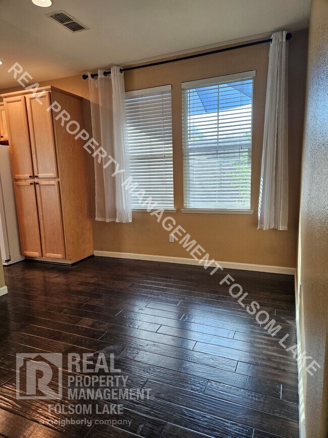 Building Photo - Lincoln Crossing Gated Community 3-Bedroom...