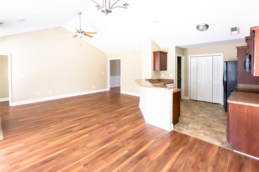 Building Photo - 4719 Sweetwater Dr