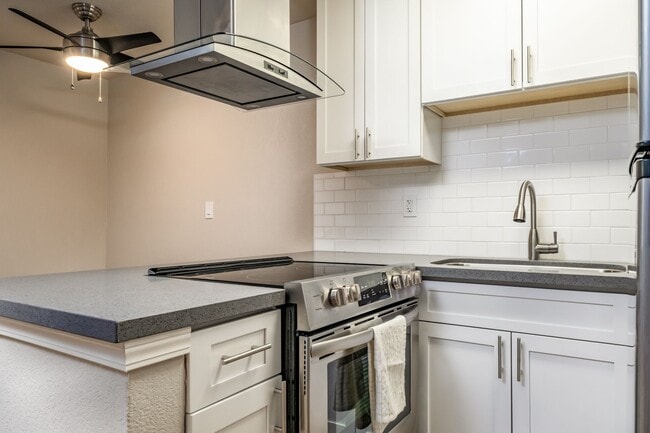 Building Photo - Fully remodeled studio apartment in gated community!