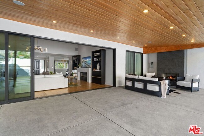 Building Photo - 2120 San Ysidro Dr