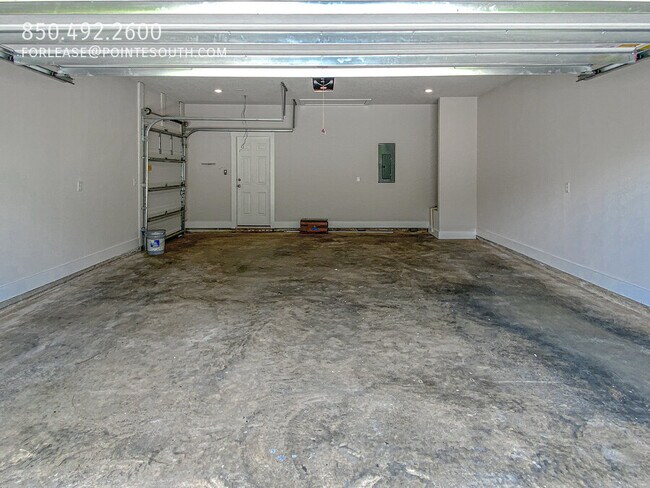 Building Photo - 10078 Lakeview Dr