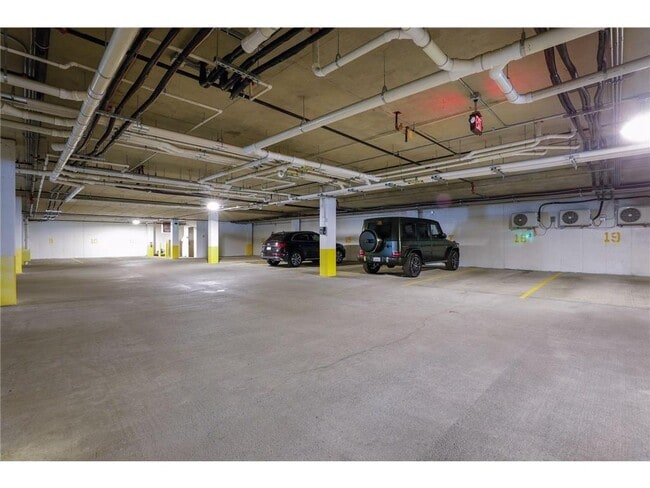 Building Photo - 253 Lake St E