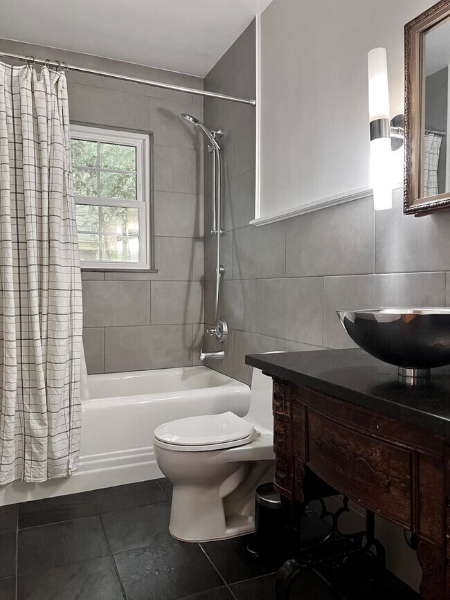 Building Photo - The Ideal TC Downtown Retreat