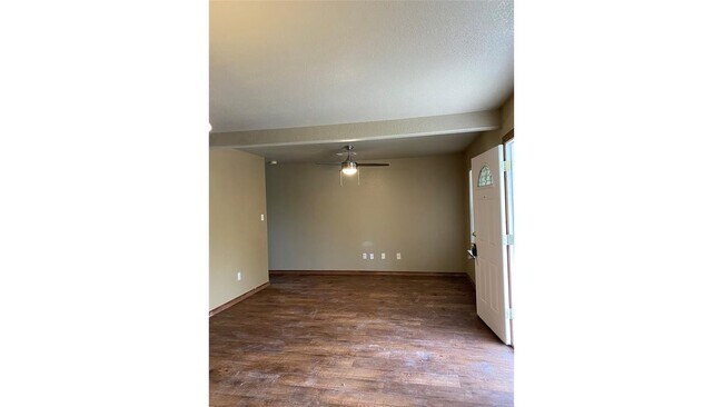 Building Photo - 10910 Shady Oaks Dr