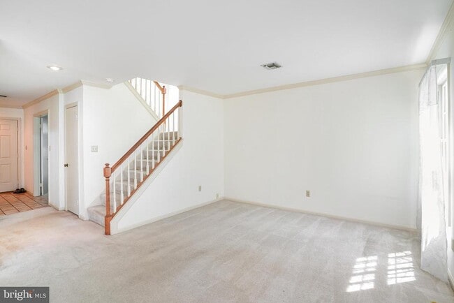 Building Photo - 224 Crescent Dr