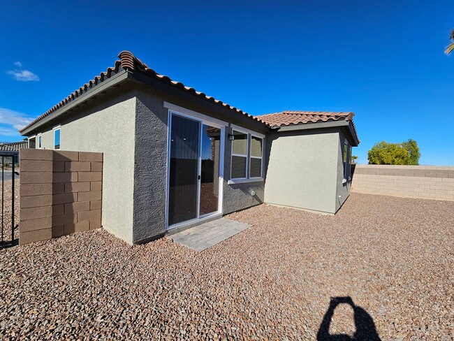 Building Photo - 3 Bedroom Single Story Home