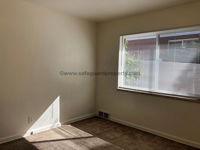 Building Photo - Great 3 Bedroom Duplex