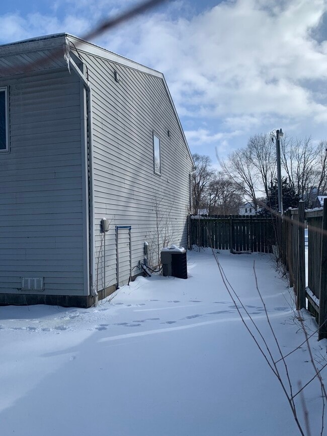 Building Photo - 116 Chestnut St