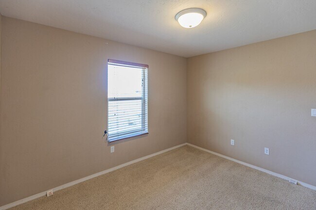 Building Photo - Spacious 4 Bedroom Home