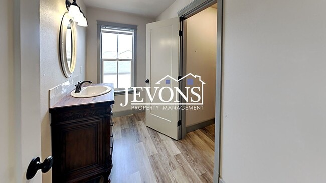 Building Photo - Spacious 4-bedroom home with fully equippe...