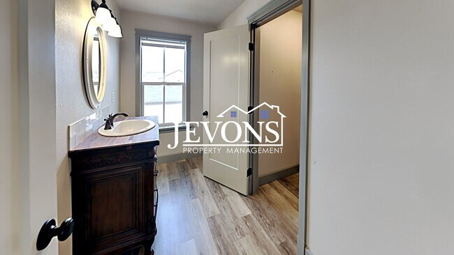 Building Photo - Spacious home with fully equipped kitchen and 2-car garage near Stewart Park