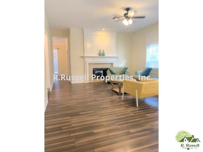 Building Photo - Pool Home!!! 4 bedrooms and 2.5 bath singl...