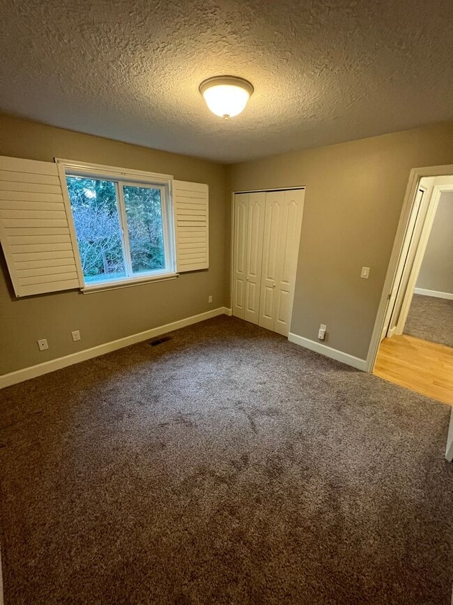 Building Photo - Great South Salem Location, Single-Level Home!