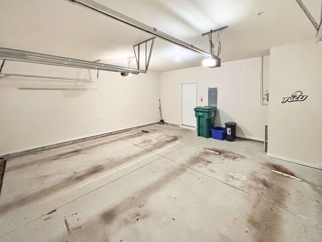 Building Photo - End Unit Townhome - 3BR, 2.5BA with Garage