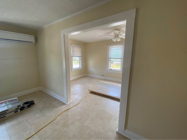 Building Photo - 724 W Main St