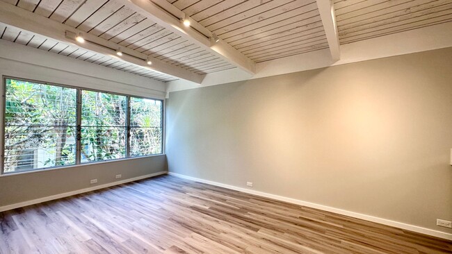 Building Photo - NEWLY RENOVATED 2 BED/2 BATH/2 PARKING - W...