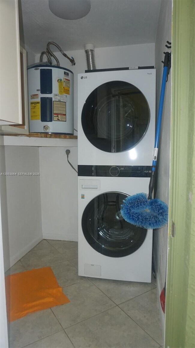 Building Photo - 853 NE 37th St