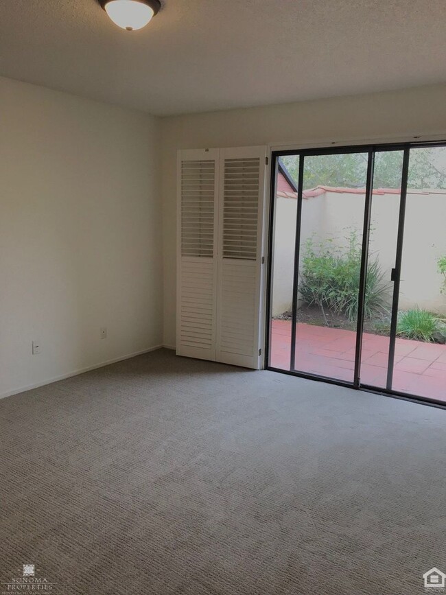 Building Photo - 2bd/2ba Condo in Eastside Sonoma!