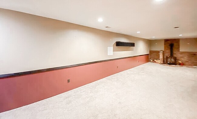 Building Photo - Charming 2-Level, 3 Bed 2 Bath Home In Much Sought After Chalet Woods Location