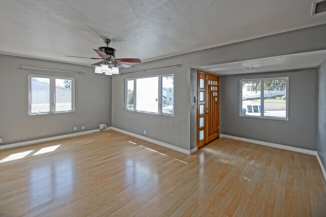 Building Photo - 2809 Carlsbad St