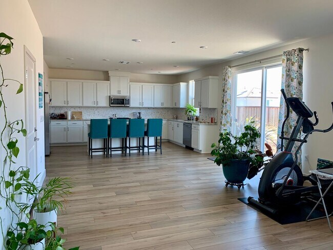 Building Photo - 4 Bedroom Home in Hollister with 3 Full Bathrooms and Central A/C