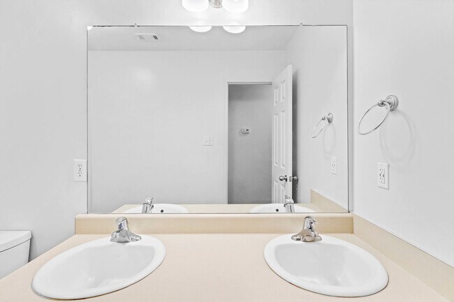 Building Photo - 4/2 in Stratford Glen Subdivision