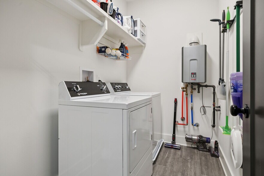 Washer & Dryer Included. Tankless Hot Water System. - 22 N Hill St