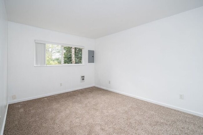 Building Photo - 2 bedroom in Roseway!! Pets OK!