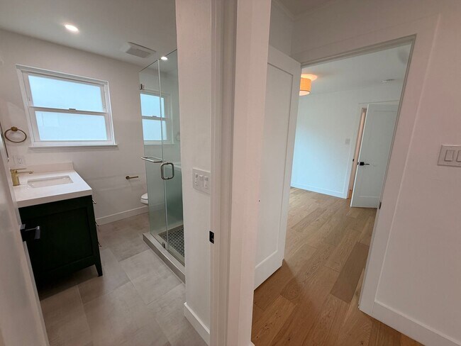 Building Photo - Spacious 4 Bedroom/2Bathroom Home in South San Francisco!