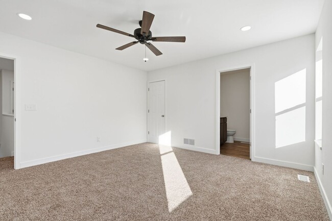 Building Photo - Brand New 3 Bedroom 2 1/2 bath - 2 Level Town House Condo in Hiawatha