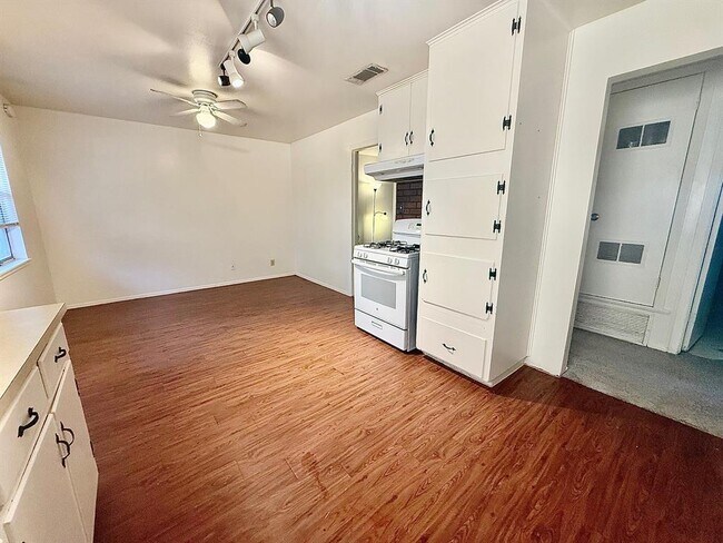 Building Photo - 2411 S 5th St