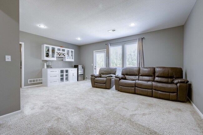 Building Photo - 15523 Valley View Dr