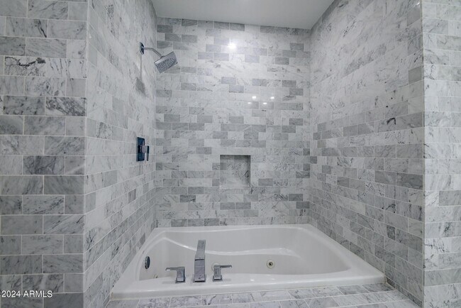 Building Photo - 7117 E Rancho Vista Dr